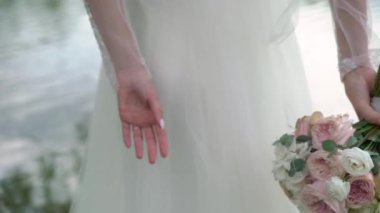 Onu buket onun arkasından tutarak gelin