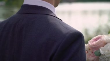 Yakışıklı damat için geliyor ve birbirlerine sarılma görkemli düğün elbise gelin