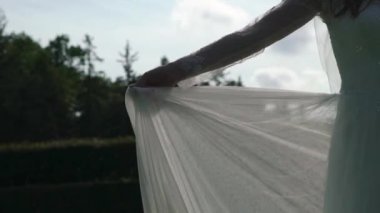 Uçan kumaş, sallayarak ile muhteşem gelinlik Genç gelin kadın moda kadın parkta poz