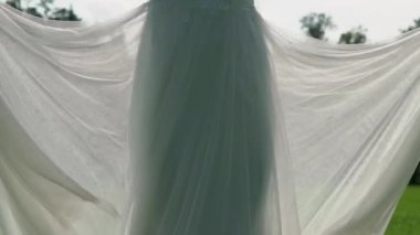 Uçan kumaş, sallayarak ile muhteşem gelinlik Genç gelin kadın moda kadın parkta poz