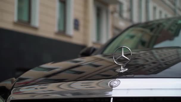 SAINT-PETERSBURG, RUSSIA - SEPTEMBER 1, 2018: Black business luxury Mercedes car in a city — Stock Video