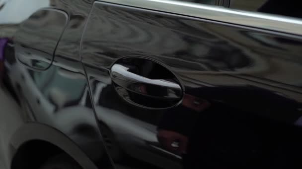 Kaukasische man pening en sluiten auto deur — Stockvideo