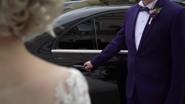 Beyaz adam pening ve kapanış arabanın kapısını — Stok video