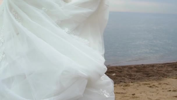 La belle mariée blonde sur une promenade au bord de la mer 