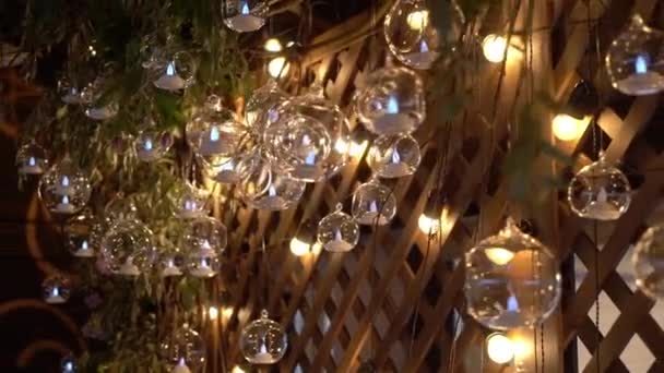 Hall d'un hôtel ou d'un restaurant, lustre dans le hall, lustre suspendu aux boules de verre, intérieur créatif, moderne, intérieur, hôtel ou restaurant — Video