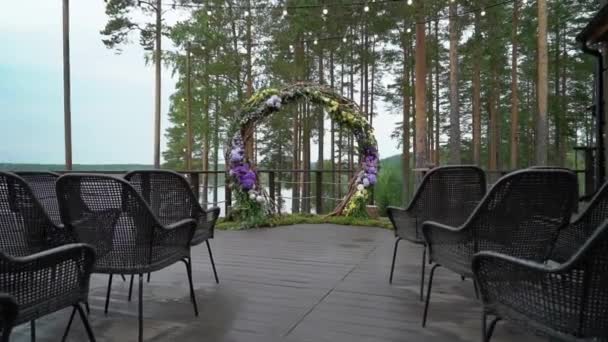 Mariage. Une cérémonie de mariage. Arc, décoré de fleurs violettes et jaunes debout dans les bois, dans la zone de cérémonie de mariage 