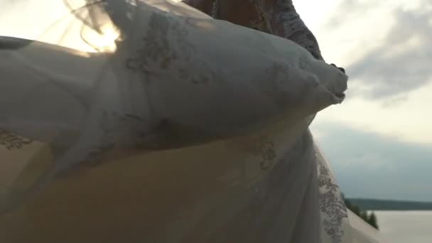 美丽的金发新娘在海边散步 — 图库视频影像