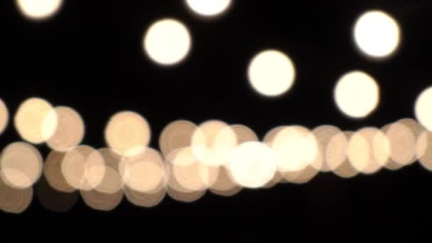 Διακοσμητικά υπαίθρια συμβολοσειρά φώτα κρέμονται στον κήπο το βράδυ ή ώρα το βράδυ — Αρχείο Βίντεο