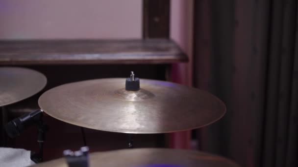 Man plays musical percussion instrument with sticks closeup on a concert stage, a musical concept with the working drum — Stock Video