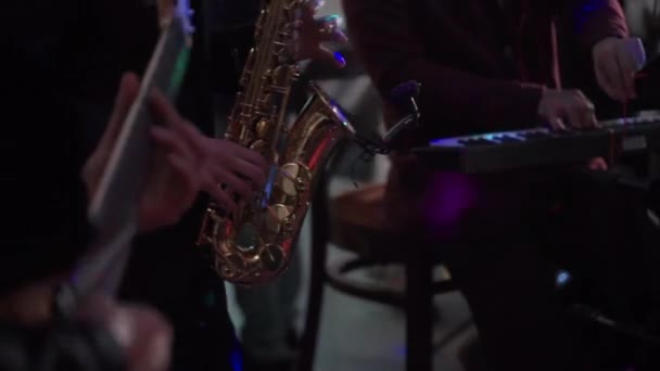Man bespeelt een saxofoon — Stockvideo