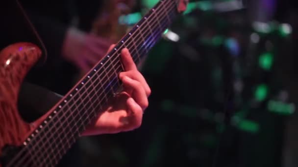 Guitarrista en el escenario tocando la guitarra — Vídeos de Stock