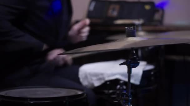 Homem toca instrumento de percussão musical com varas de perto em um palco de concerto, um conceito musical com o tambor de trabalho — Vídeo de Stock