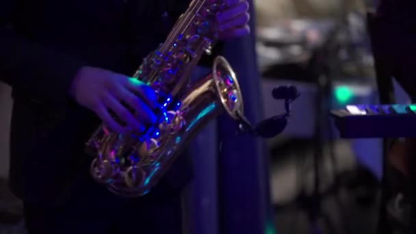 Homem toca em um saxofone — Vídeo de Stock
