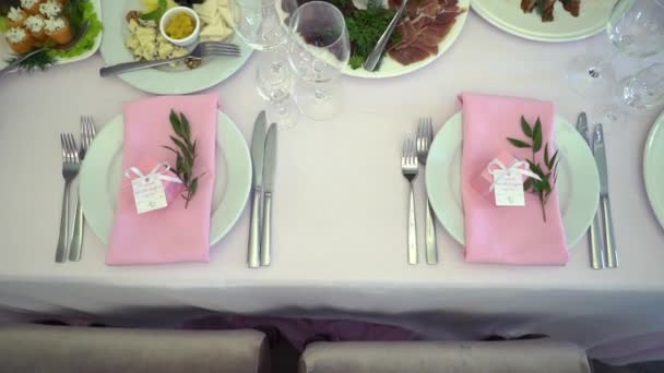 Definição de mesa de casamento festivo com flores cor de rosa, guardanapos, óculos — Vídeo de Stock