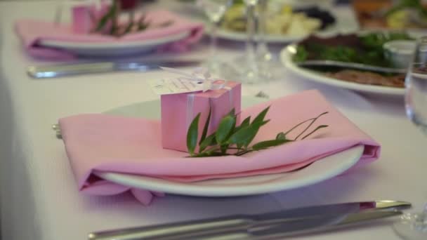 Fijación de mesa de boda festiva con flores rosadas, servilletas, vasos — Vídeos de Stock