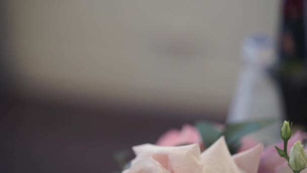 Rosensträuße auf einem festlichen Hochzeitstisch im Restaurant. — Stockvideo