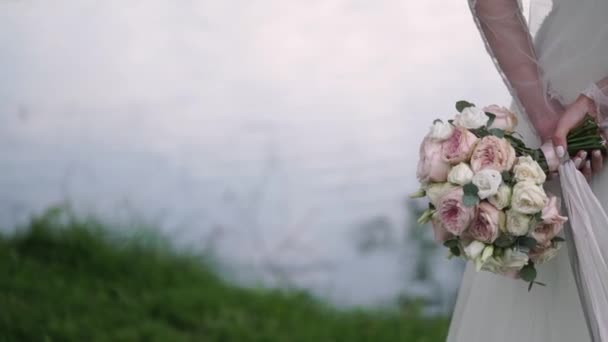 新娘举行她她背后的花束 — 图库视频影像