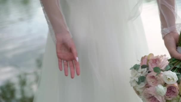 Νύφη κρατώντας την ανθοδέσμη της πίσω από την πλάτη — Αρχείο Βίντεο
