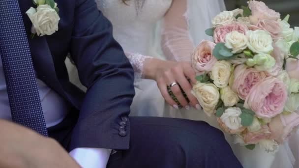 Glückliches Hochzeitspaar sitzt auf Treppe im Freien — Stockvideo