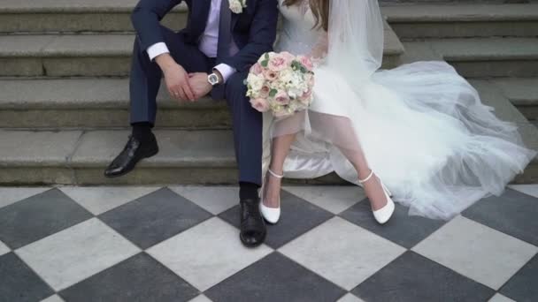 Casal feliz sentado nas escadas ao ar livre — Vídeo de Stock