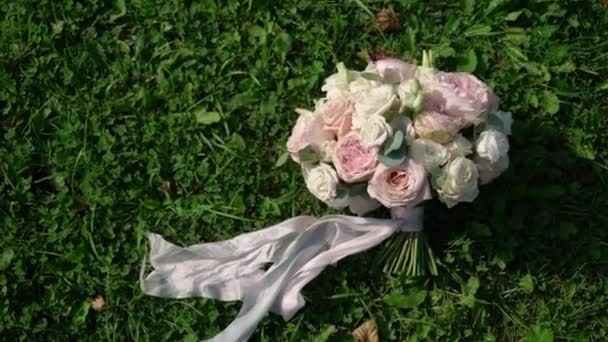 Γαμήλια ανθοδέσμη από τριαντάφυλλα ροζ και λευκό για την πράσινη χλόη — Αρχείο Βίντεο