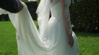 Gelin ve damat park güneşli yaz gününde yürüyüş