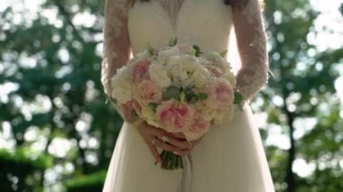 Gelin ellerinde düğün buketi