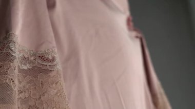 Genç güzel stron tanınmaz halde kadın soyunma.