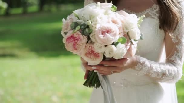 Buquê de casamento em mãos noivas — Vídeo de Stock