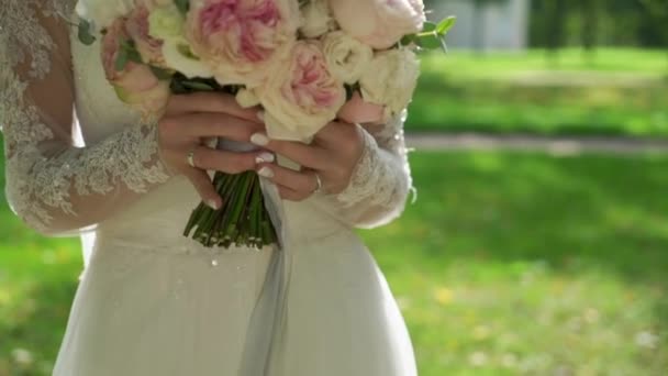 Ramo de bodas en manos de novias — Vídeos de Stock