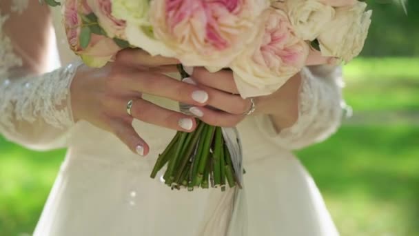 Bruiloft boeket in bruiden handen — Stockvideo