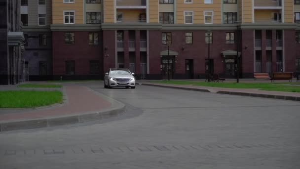 SAINT-PETERSBURG, RUSIA - 9 DE SEPTIEMBRE DE 2018: Mercedes de lujo de clase ejecutiva blanca conduciendo en una ciudad — Vídeos de Stock