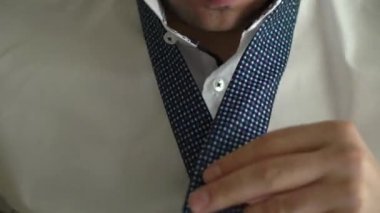 Pansuman yukarıya ve boyun kravat ayarlama Beyaz tişörtlü adam, insanlar, iş, moda ve giyim konsept - yakın çekim