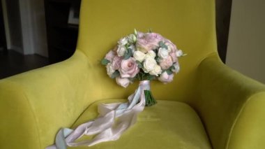 Düğün Gelin sandalyenin üstüne yalan pembe ve beyaz gül buketi