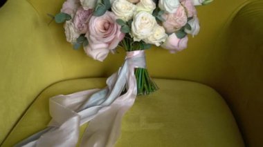 Düğün Gelin sandalyenin üstüne yalan pembe ve beyaz gül buketi