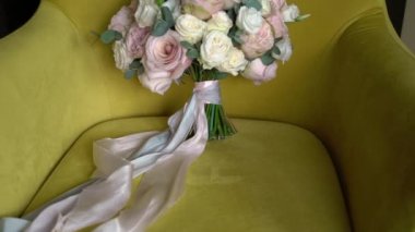 Düğün Gelin sandalyenin üstüne yalan pembe ve beyaz gül buketi