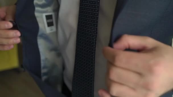Hombre guapo serio en traje azul y chaqueta abotonadora de corbata — Vídeos de Stock