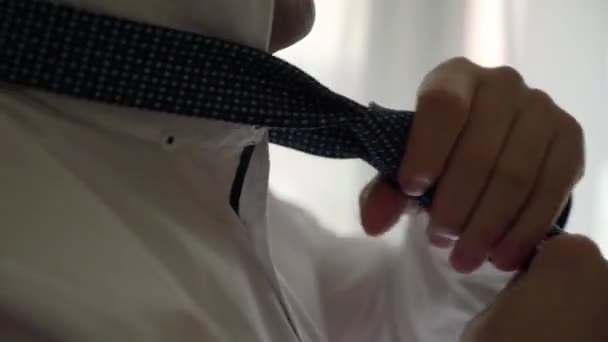 Oameni, afaceri, modă și conceptul de îmbrăcăminte - închiderea omului în cămașă îmbrăcat și ajustarea cravatei pe gât — Videoclip de stoc