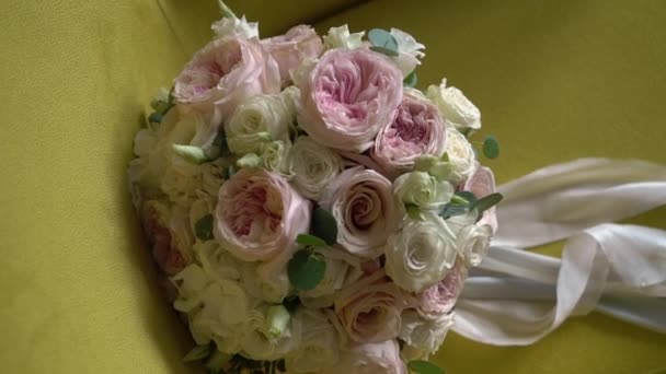 Pernikahan buket pengantin merah muda dan mawar putih berbaring di kursi — Stok Video