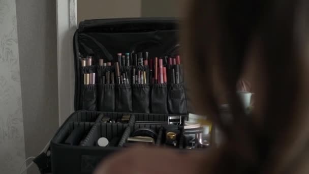 Zaak make-up artiest. Een set van borstels, poeder, foundation — Stockvideo