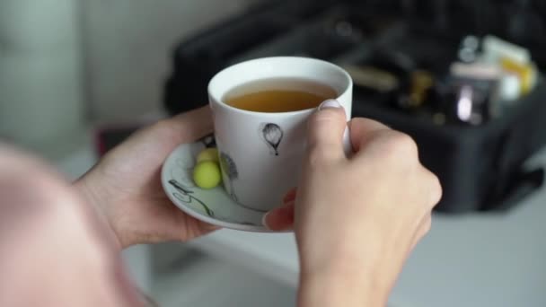 Nainen tilalla kuuma kuppi teetä — kuvapankkivideo