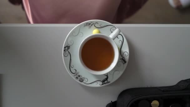 Wanita memegang secangkir teh panas — Stok Video