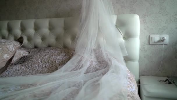 Bridal wedding witte sluier op bed in de slaapkamer van de bruiden — Stockvideo