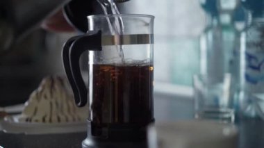 Fransız basın ışık slowmotion sıcak çay ile. Güzel çay cam çaydanlık yaprakları.