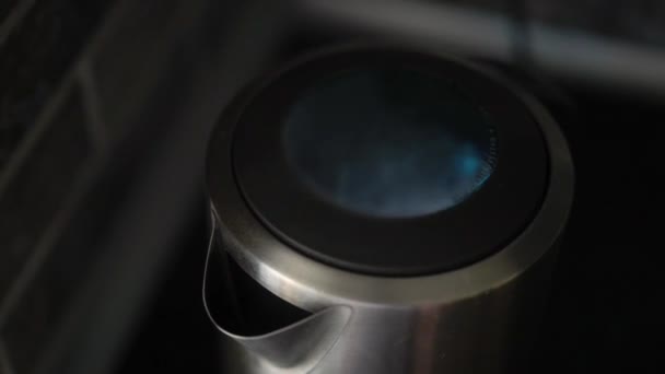 Γυαλί ηλεκτρικό βραστήρα με νερό που βράζει — Αρχείο Βίντεο