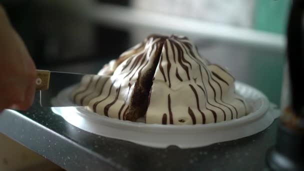 Man neemt twee stukken van taart met wit en chocolade crème aan de tafel — Stockvideo