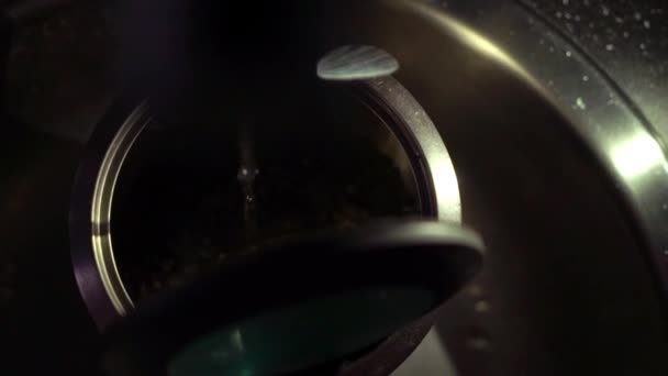 Γυαλί ηλεκτρικό βραστήρα ρίχνει νερό — Αρχείο Βίντεο