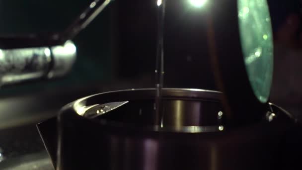 Ceainic electric de sticlă care toarnă apă — Videoclip de stoc