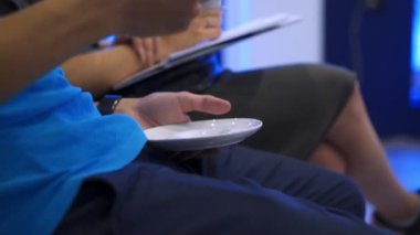 Kahve veya çay içme konferansta oturan iş adam.