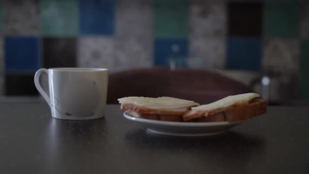 Jovem casal feliz no apartamento moderno tomando café da manhã juntos . — Vídeo de Stock